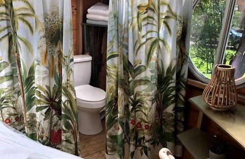 Willis Cabin | Gorgeous Tree House Rental with Lake Views for Glamping in Texas