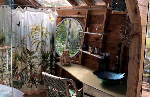 Willis Cabin | Gorgeous Tree House Rental with Lake Views for Glamping in Texas