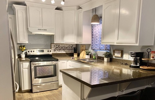 Mercedes House | Gorgeous upgraded entire house! Off expressway