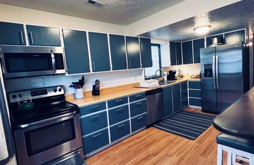 Geneva-on-the-Lake House | GOTL 5BR · 5 Bedroom Lakeside Vacation Rental Home Sleeps 12