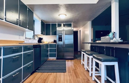 Geneva-on-the-Lake House | GOTL 5BR · 5 Bedroom Lakeside Vacation Rental Home Sleeps 12