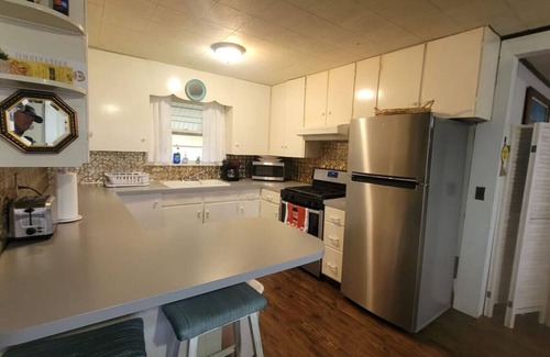 Grand Rapids Apartment | Gr Sunshine Lakefront Cottage · Lakefront King bed firept, hot swim pool spa, swim