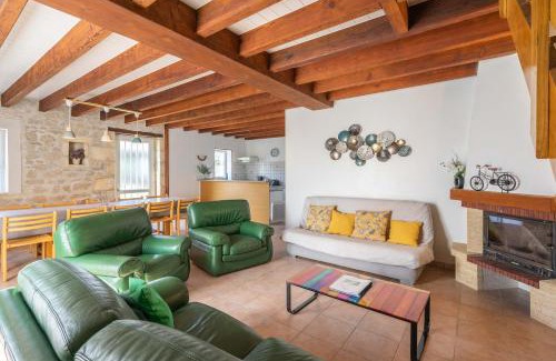 La Gripperie-Saint-Symphorien House | Grand gite 16 personnes