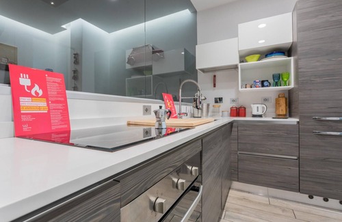 Santa Rita Apartment | Graglia Modern Apartment by Wonderful Italy