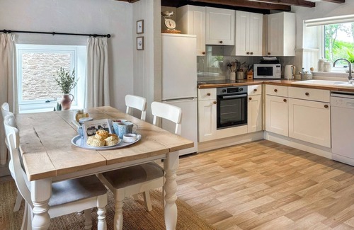 Potter Brompton Cottage | Grain End Cottage is set in large landscaped gardens.