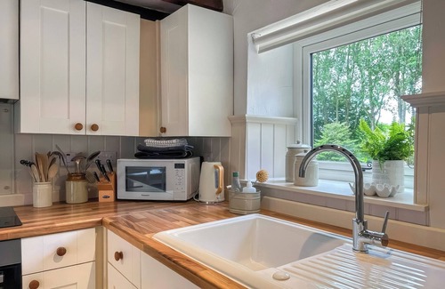 Potter Brompton Cottage | Grain End Cottage is set in large landscaped gardens.