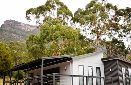 Halls Gap Cottage | Grampians Hillside Retreat a Relaxing Getaway in Halls Gap.