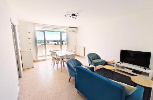 Caremeau Apartment | Grand Appartement Ensoleillé avec Parking