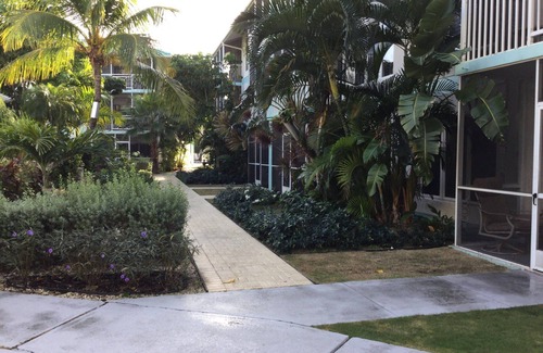 Seven Mile Beach Condo | Grand Cayman - 7 Mile Beach - 2 BR/2 Bath Condo - Week Rental - Pool & Spa