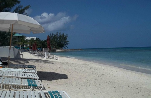 Seven Mile Beach Condo | Grand Cayman - 7 Mile Beach - 2 BR/2 Bath Condo - Week Rental - Pool & Spa
