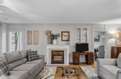 Uncertain House | Grand Harbor, Lakefront, With Kayaks & Canoes