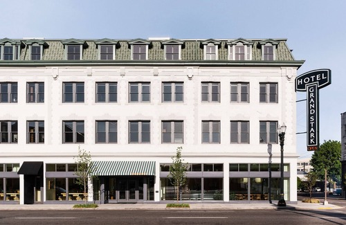 Buckman Neighborhood Apartment | Grand King Room at Hotel Grand Stark | Pets Allowed, Near Moda Center