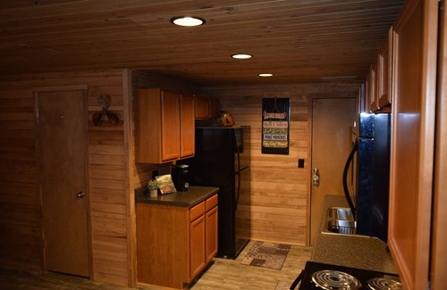 Grand Rivers Condo | Grand Rivers, KY -Cozy getaway with Cabin Charm- Near Green Turtle Bay & Patti's
