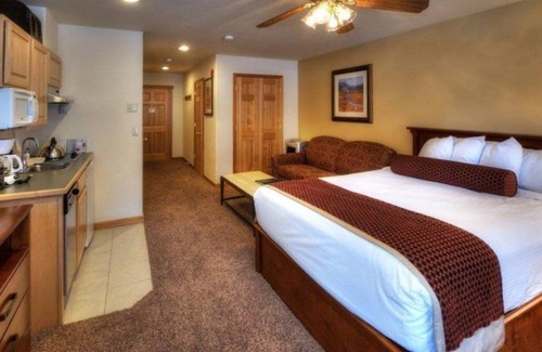 Four O'Clock Resort | Grand Timber Lodge Ski in/Ski out Studio Breckenridge