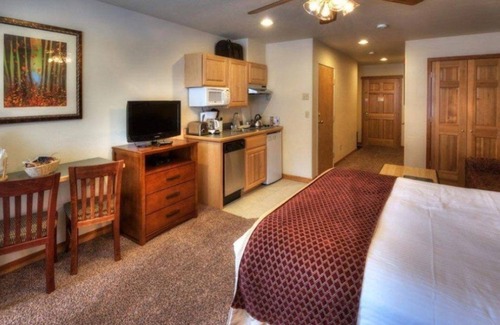 Four O'Clock Resort | Grand Timber Lodge Ski in/Ski out Studio Breckenridge