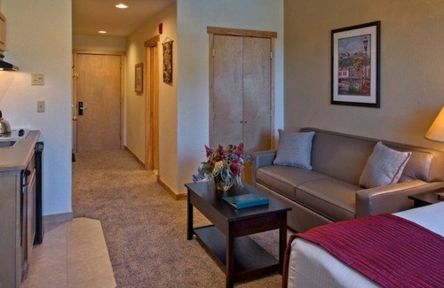 Four O'Clock Resort | Grand Timber Lodge Ski in/Ski out Studio Breckenridge