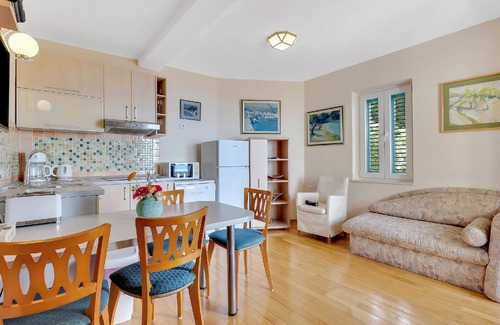 Drasnice Apartment | Grand view apartment with beautiful garden