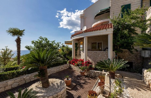 Drasnice Apartment | Grand view apartment with beautiful garden