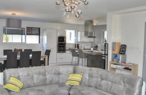Tours House | Grande maison moderne avec piscine à Tours, proche du centre-ville et de la Loire à Vélo - FR-1-381-231