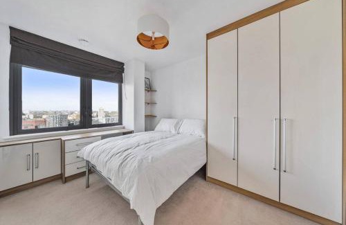 Limehouse Apartment | Great 2 Bed Flat With City View