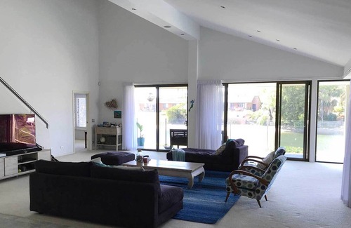 Mermaid Waters House | GREAT 6 BEDROOM 10 GUEST HOUSE FULLY AIR CONDITIONED ON THE CANAL