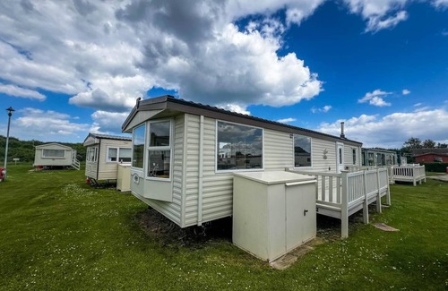 Louth House | Great 6 berth caravan for hire with decking at Sunnydale Holiday Park ref 35221S