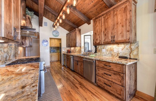 Lake Almanor Country Club House | Great Beach - Lakefront home at Lake Almanor Country Club