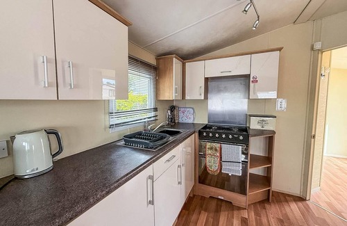 Hopton House | Great caravan at Breydon Water Holiday Park, ref 10086B