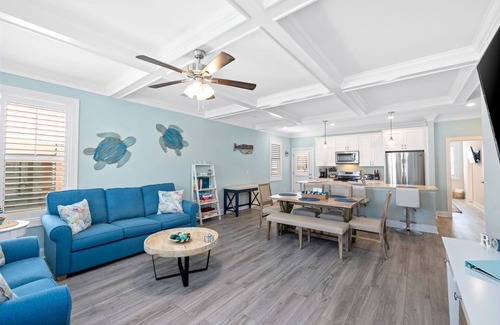 Tranquil Harbour House | Great Family Get-Away, Walk to Beach & Restaurants, Big Fenced Yard