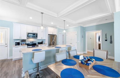 Tranquil Harbour House | Great Family Get-Away, Walk to Beach & Restaurants, Big Fenced Yard