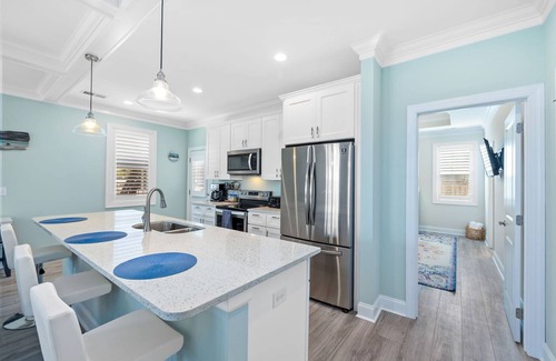 Tranquil Harbour House | Great Family Get-Away, Walk to Beach & Restaurants, Big Fenced Yard