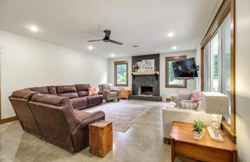 Lawrence County House | Great for Groups Creekside Cabin in Loretto