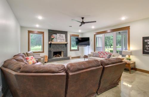 Lawrence County House | Great for Groups Creekside Cabin in Loretto