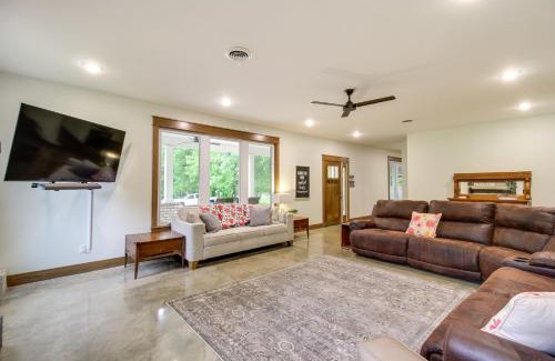 Lawrence County House | Great for Groups Creekside Cabin in Loretto