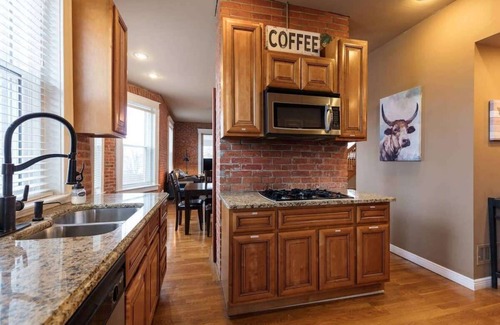 Northeast Kansas City House | Great for Large Groups w/4BR+Jacuzzi Tub+Near DT