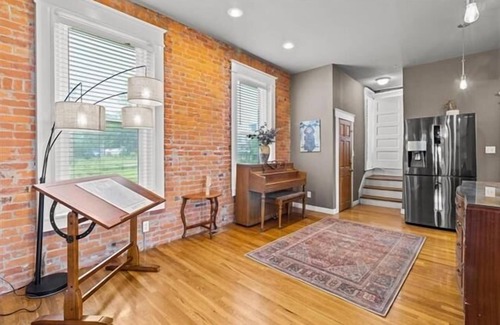 Northeast Kansas City House | Great for Large Groups w/4BR+Jacuzzi Tub+Near DT