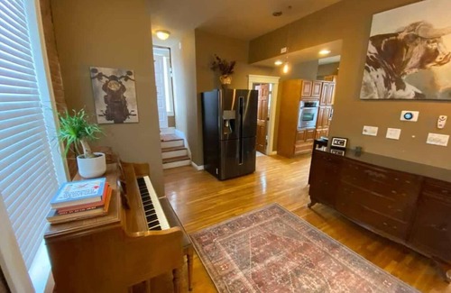 Northeast Kansas City House | Great for Large Groups w/4BR+Jacuzzi Tub+Near DT