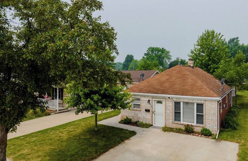 Little Chute House | Great for PACKER GAMES! 10 minutes to downtown Appleton! Dog friendly!