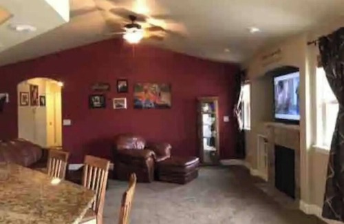 Piedmont House | Great location and house with open floor plan