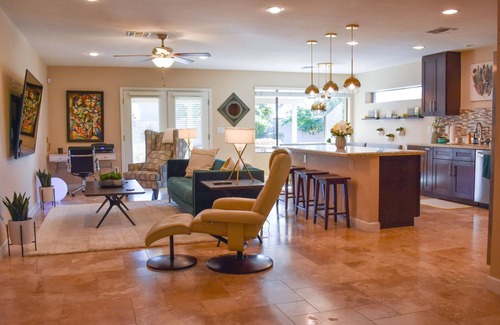 Paradise Valley Village House | GREAT LOCATION! Clean property with spa and pool table. Pet Friendly!