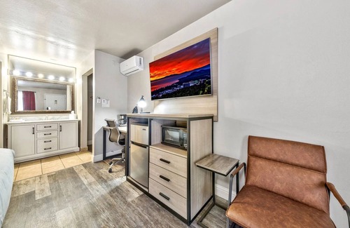 South Lake Tahoe Resort | Great Relaxing Overnight Stay! 2 Comfortable Units, Free Breakfast, Pets Allowed