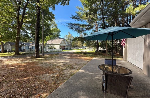 Newaygo Apartment | Great room w/pool table in a 1-bdrm party barn in Newaygo; River access