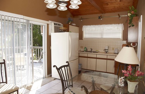 Clearwater Beach Apartment | Great Studio - Under 2 minute walk to beach where dogs are welcome