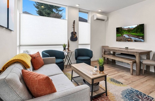 Green Lake House | Green Lake 4-Level 2BR Townhome w Rooftop Deck