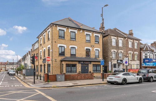 Harringay Apartment | Green Lane Studio by MoreThanStays