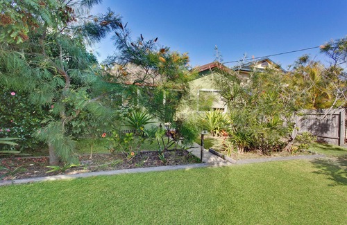 North Haven House | Green Mango - beach cottage. Walk to beach, park and breakwater. Family friendly