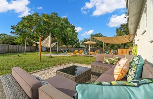 Seminole House | Green Oasis - Heated Pool, Mini-Golf, Ping Pong, 13 min Beach