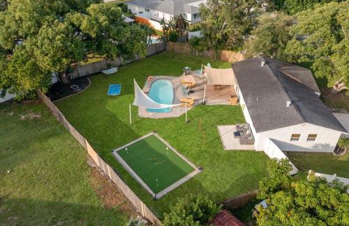 Seminole House | Green Oasis - Heated Pool, Mini-Golf, Ping Pong, 13 min Beach