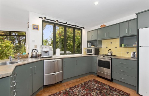 Mangawhai Heads House | Green Oasis - Mangawhai Heads Holiday Home