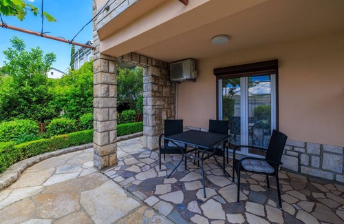 Jadranovo Apartment | Green terrace just 100 metres from the beach